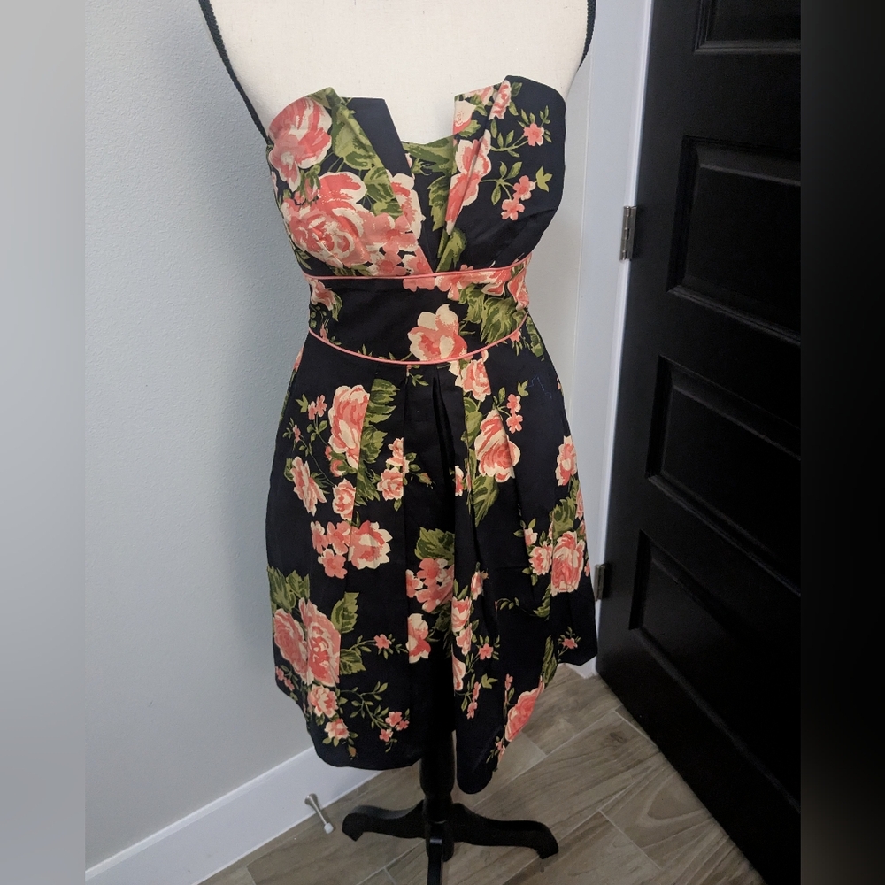 SO PRETTY! Strapless, pleated, knee length floral dress. GREAT PRICE!